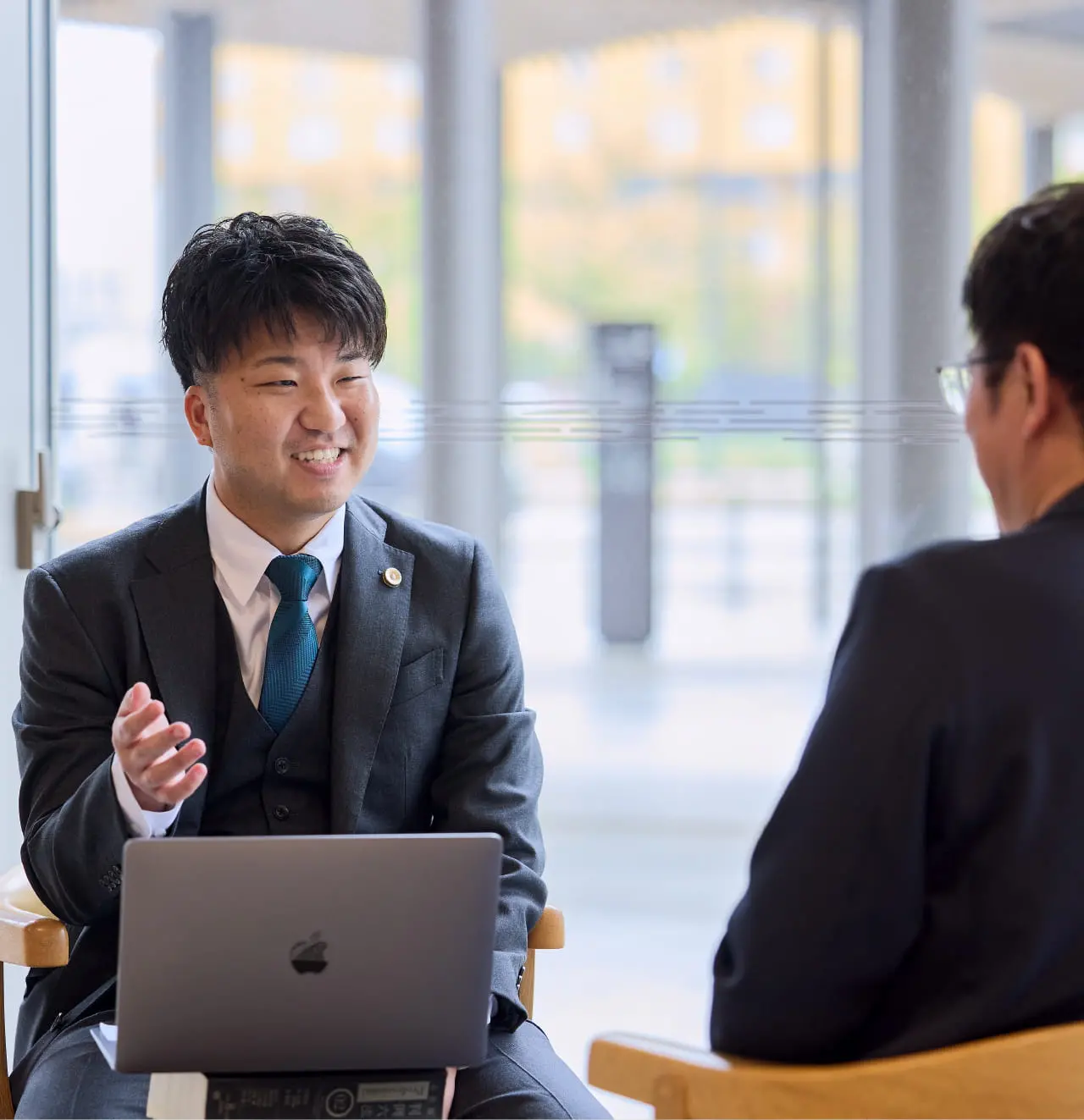 松本 尋規弁護士が相談を受けているイメージ画像